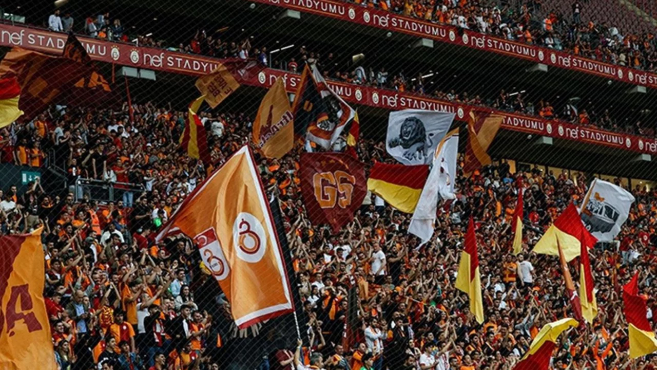 Galatasaray'da isyan! Trib&uuml;nler ma&ccedil; sonu fena patladı