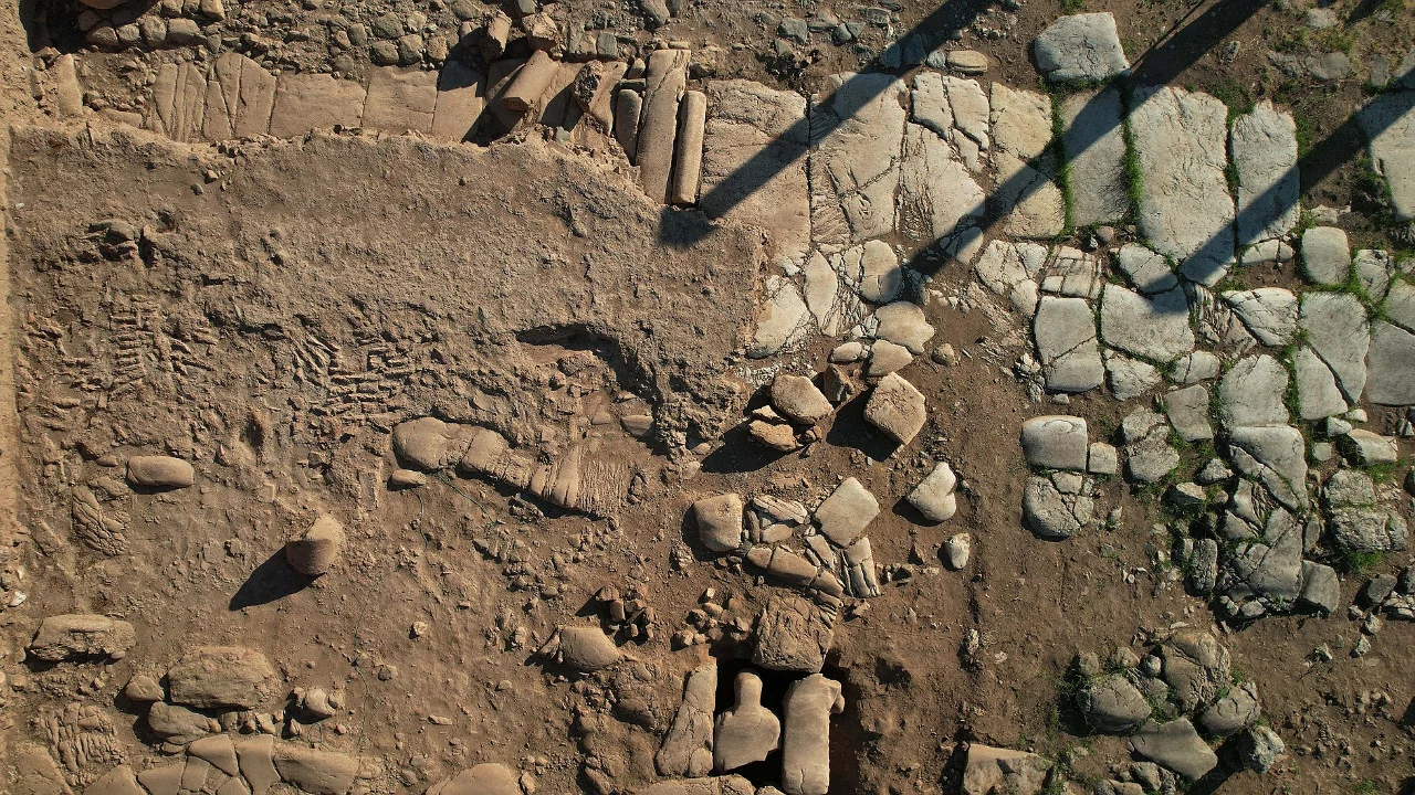 T&uuml;rkiye'de 2 bin 500 yıllık dev heykel g&uuml;n y&uuml;z&uuml;ne &ccedil;ıktı! Anadolu arkeolojisini heyecanlandıran keşif