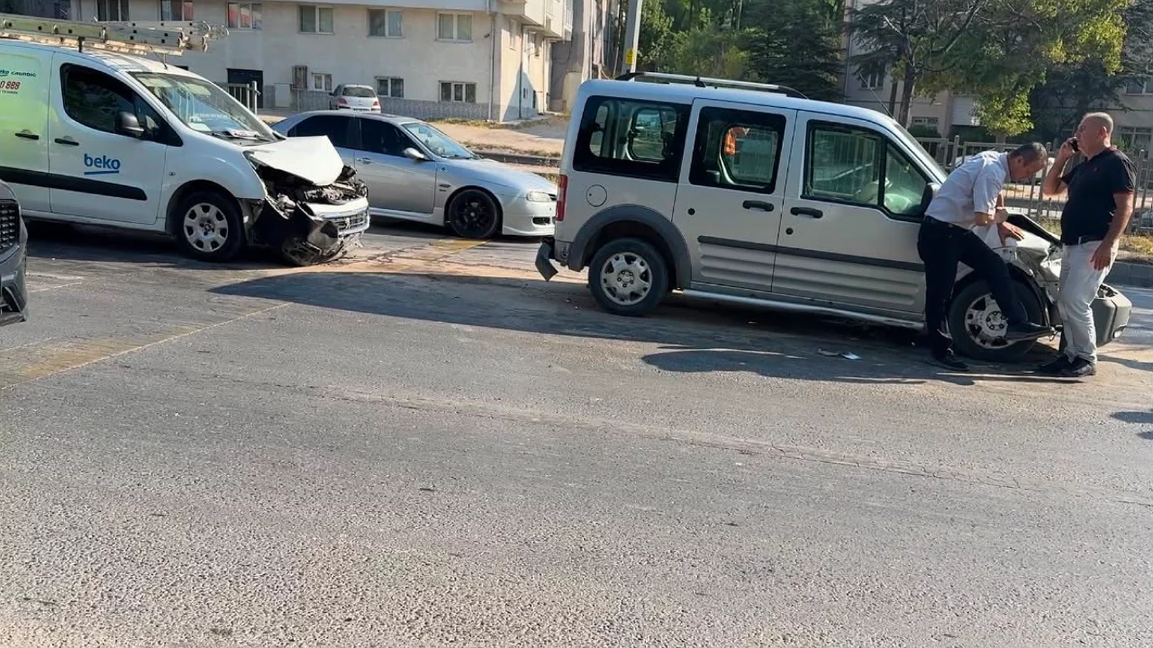 Çevreyolunda zincirleme kaza! 4 araç birbirine girdi, yaralılar var