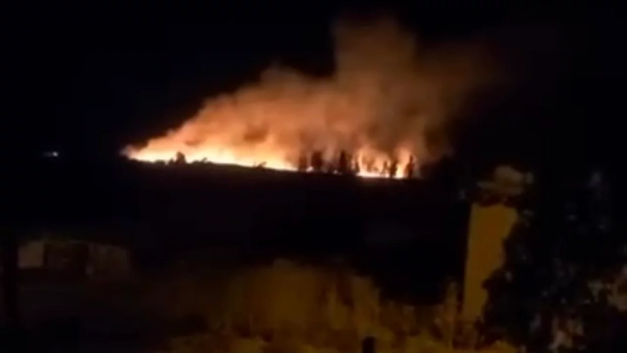 Anız yangını paniği! &Ccedil;ift&ccedil;iler ve ekipler el ele verdi, facia &ouml;nlendi