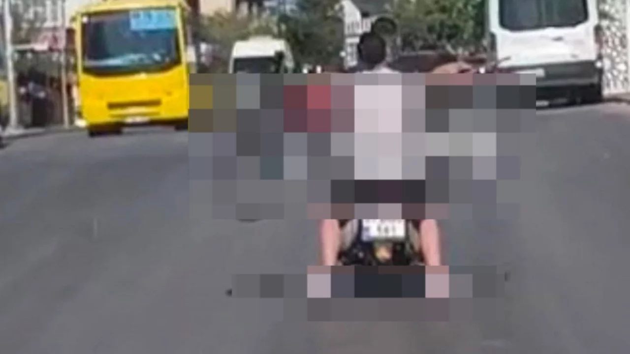 Motosiklet &uuml;zerinde taşıdıkları şeyi g&ouml;renler şaşkına d&ouml;nd&uuml;!