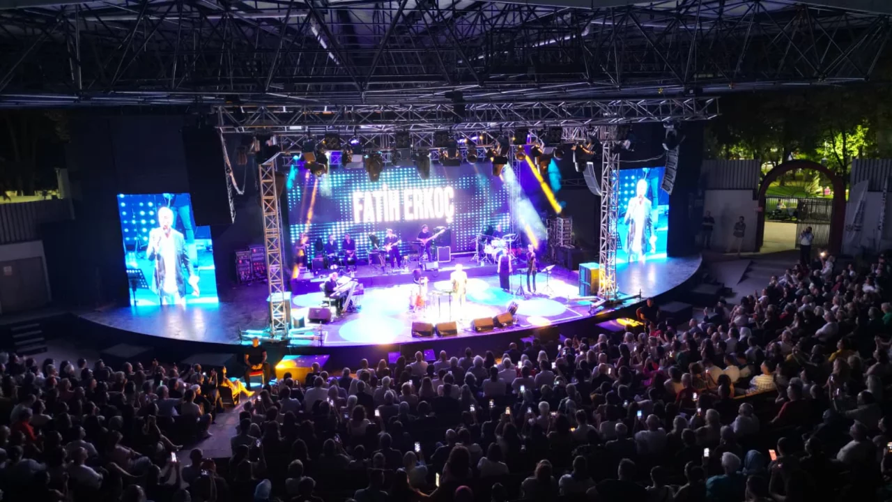 Bursa'da Unutulmaz Gece: K&uuml;lt&uuml;rpark A&ccedil;ıkhava'da Dev Konsere B&uuml;y&uuml;k İlgi!