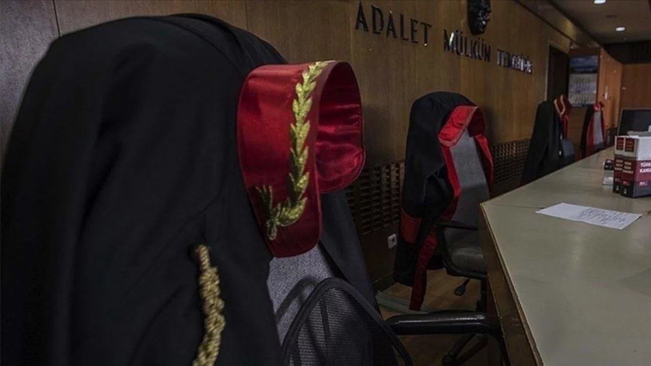 Bakan G&uuml;rlek: 84 hakim ve savcı meslekten men edildi
