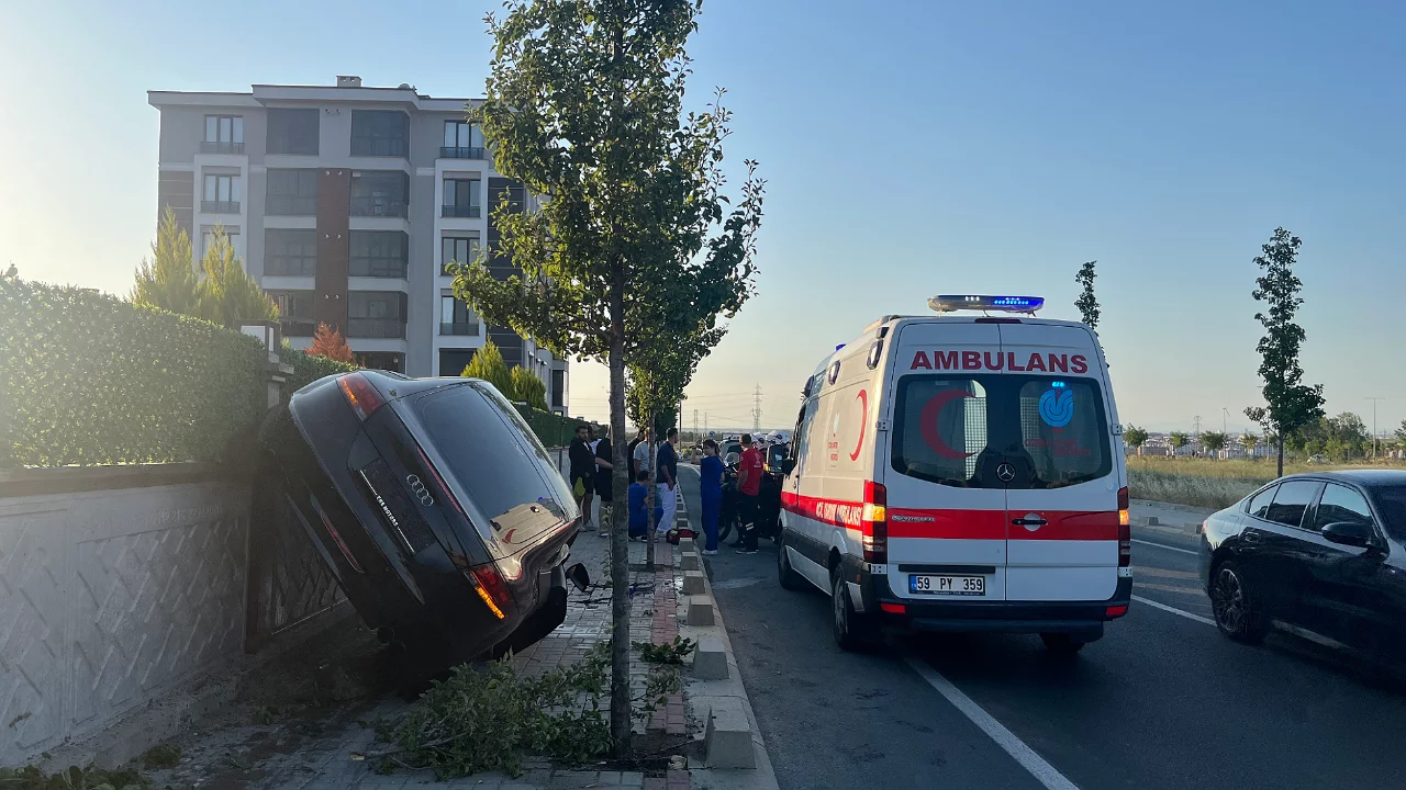 Kontrolden çıkan otomobil istinat duvarına tırmandı