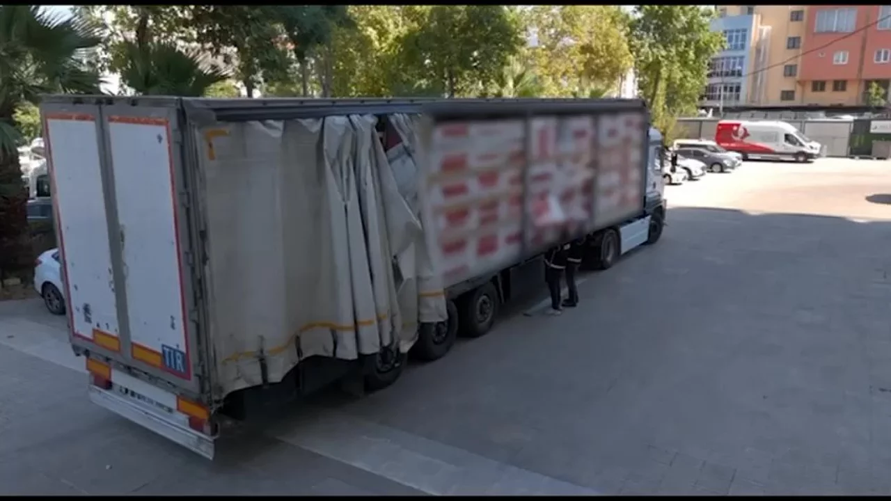 Dev kaçakçılık operasyonu! Tır'dan 5 milyon dal makaron çıktı
