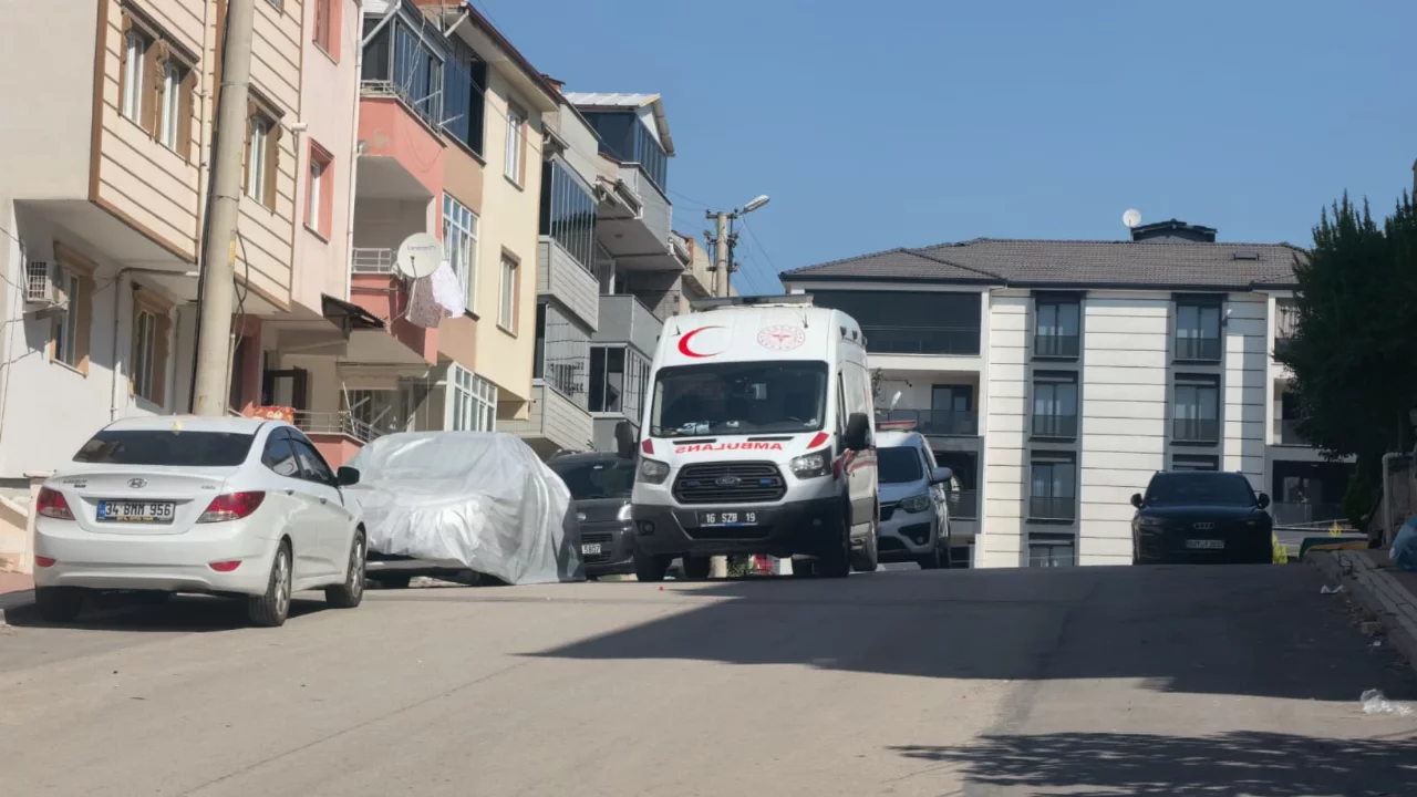 Bursa'da ş&uuml;pheli &ouml;l&uuml;m! Salona giren kadın, eşini kanlar i&ccedil;inde buldu