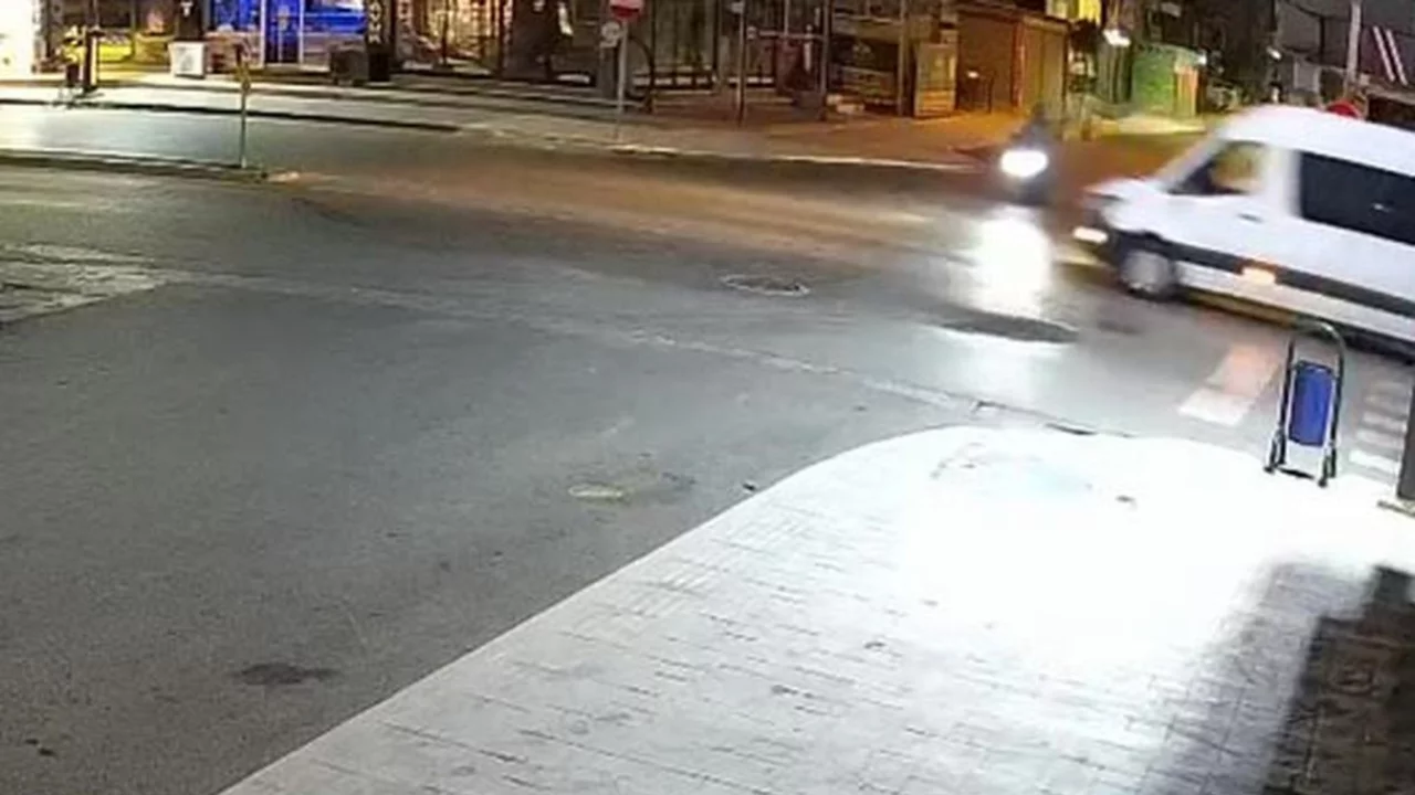 Minib&uuml;s&uuml;n motosiklete &ccedil;arptığı kaza kamerada