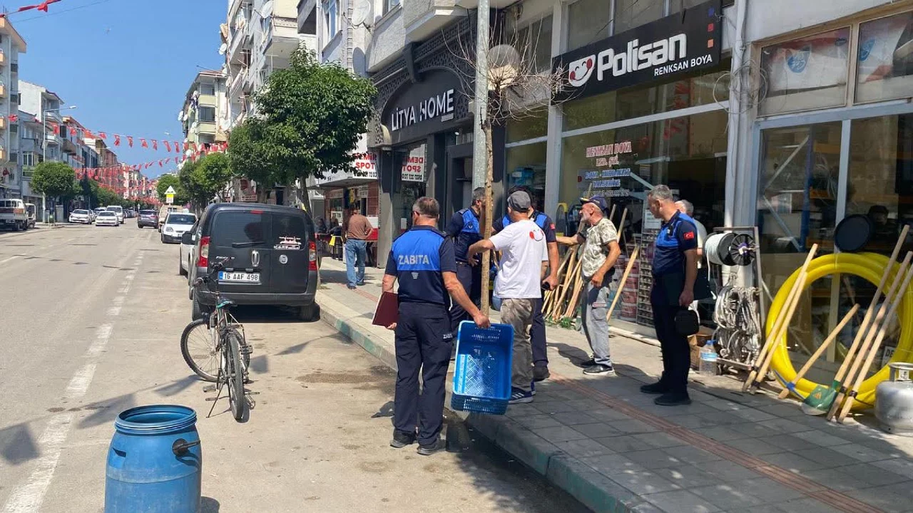 Bursa'da sıkı denetim! Kaldırım işgaline ge&ccedil;it yok...