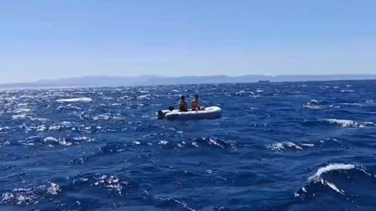 Denizde korku dolu anlar! S&uuml;r&uuml;klenen lastik bottaki 2 kişi kurtarıldı