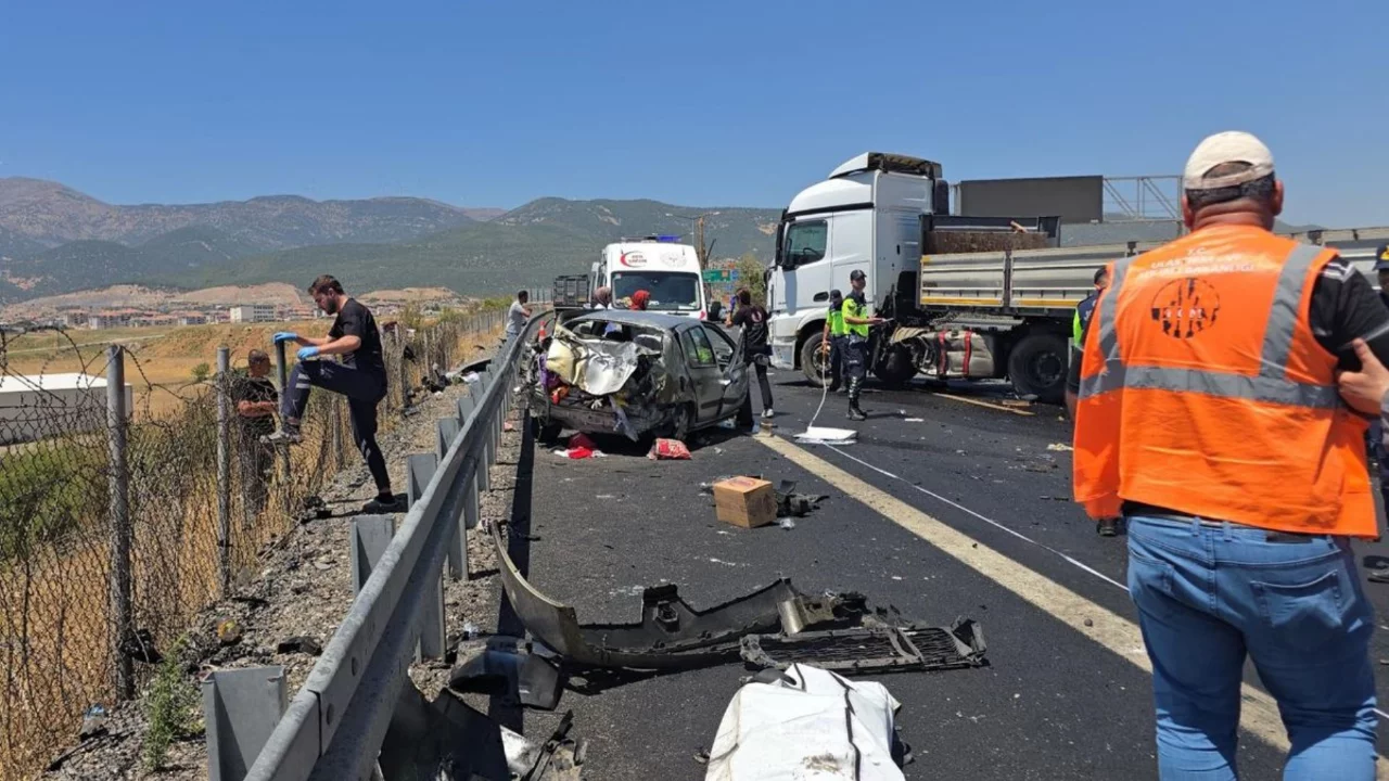 TAG Otoyolunda katliam gibi kaza: &Ccedil;ok sayıda &ouml;l&uuml; ve yaralı var!