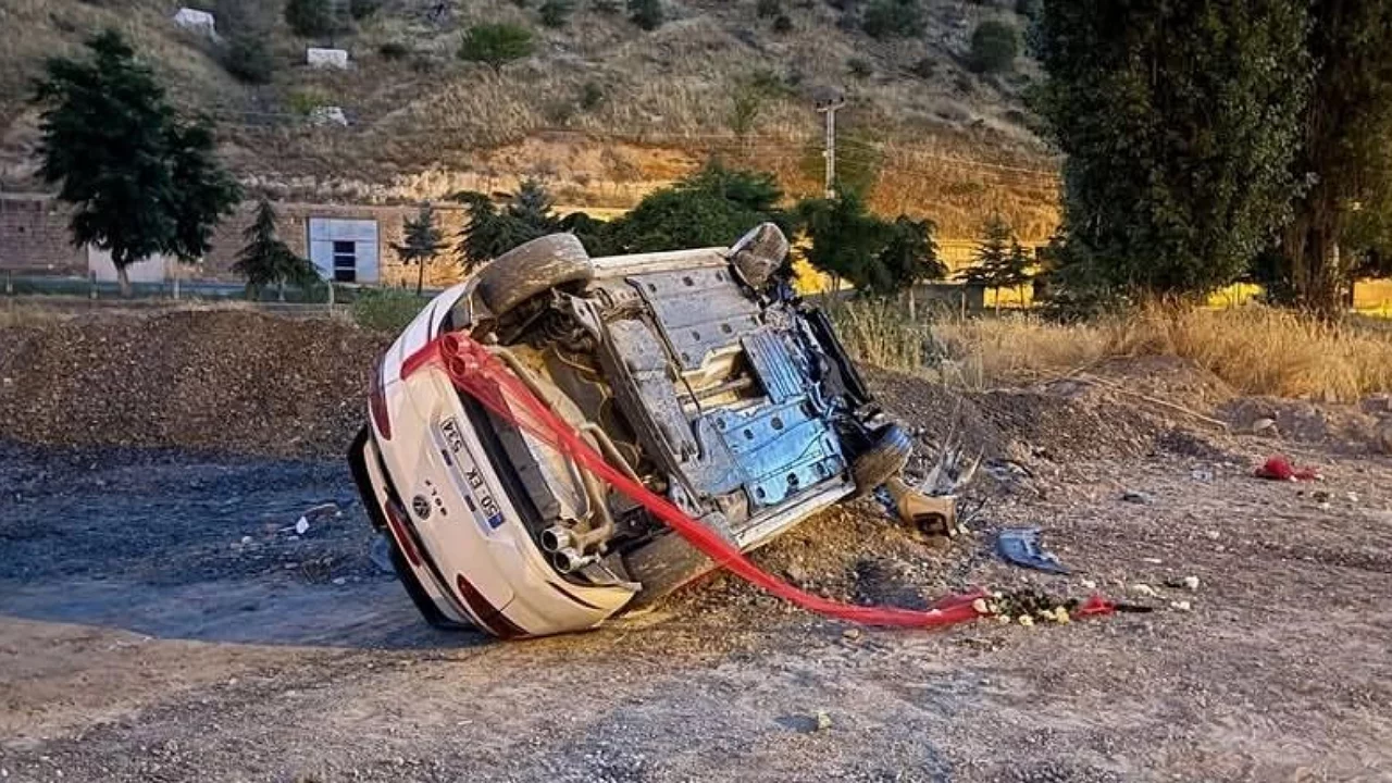 D&uuml;ğ&uuml;n konvoyunda korku dolu anlar! Gelin arabası takla attı