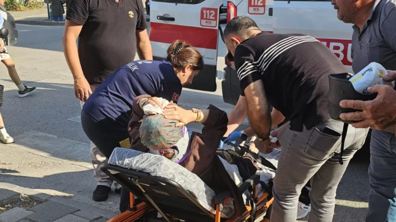Bursa'da korkutan kaza! Otomobil yaya ge&ccedil;idindeki kadına &ccedil;arptı