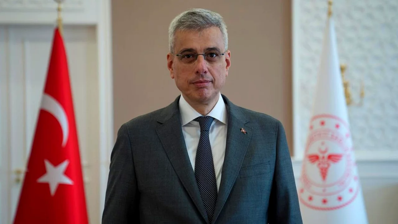 U&ccedil;akta rahatsızlanan yolcuya ilk m&uuml;dahaleyi Sağlık Bakanı yaptı!