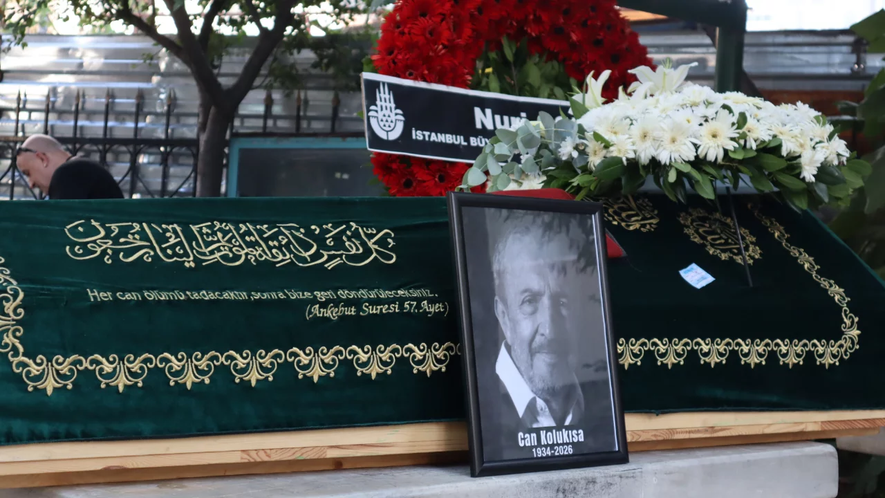 Türk tiyatrosunun usta ismi Can Kolukısa son yolculuğuna uğurlandı
