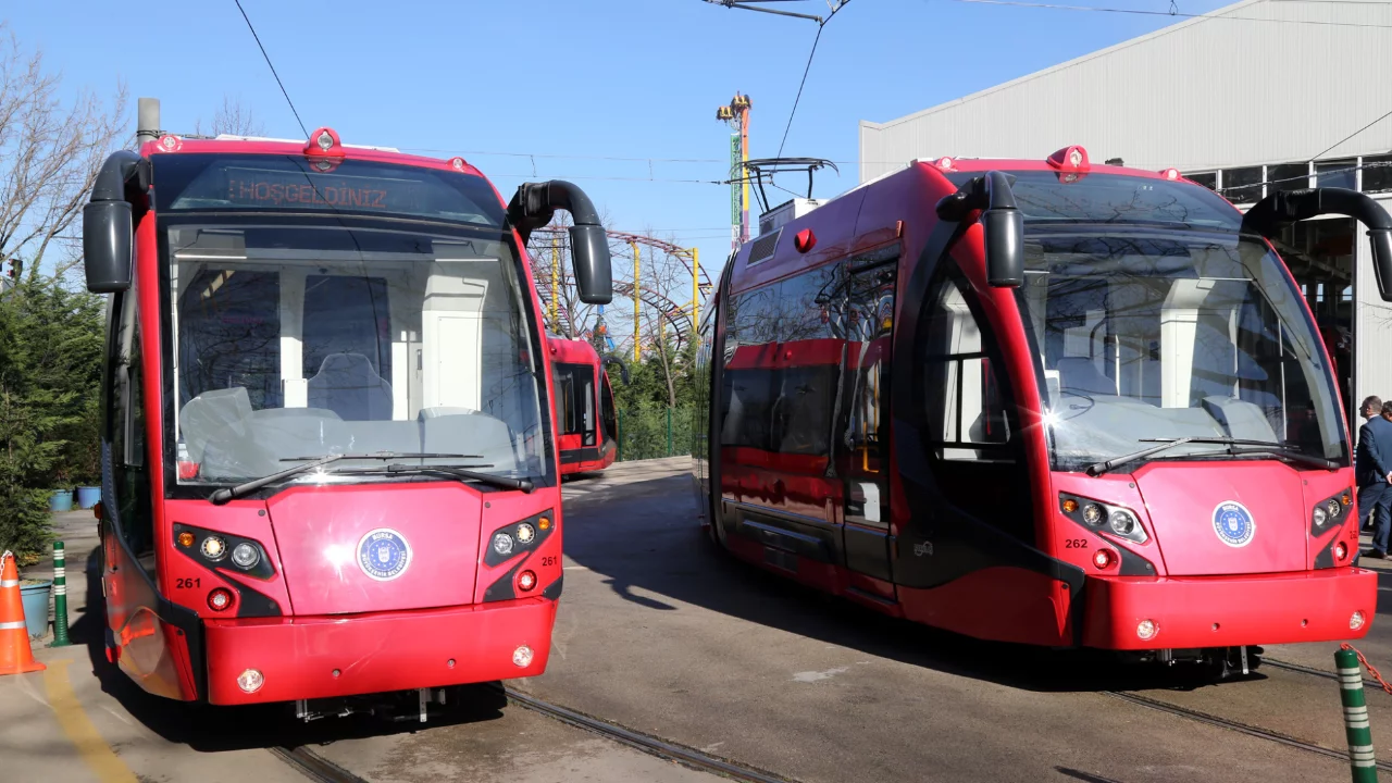 Bursa'da karar vatandaşın: Yeni raylı sistemin rengini sen se&ccedil;...