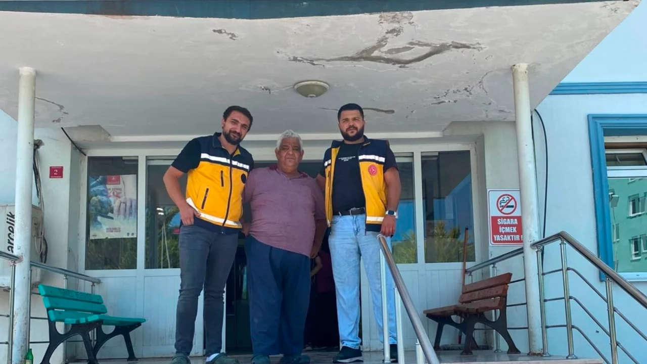 Ambulansta unutulan 150 bin liralık c&uuml;zdan sahibine eksiksiz ulaştırıldı