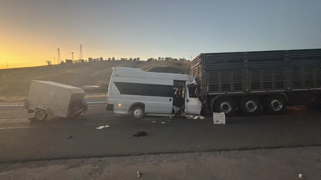 Malatya'da tarım işçilerini taşıyan minibüs tıra çarptı: 18 yaralı, 3'ünün durumu ağır