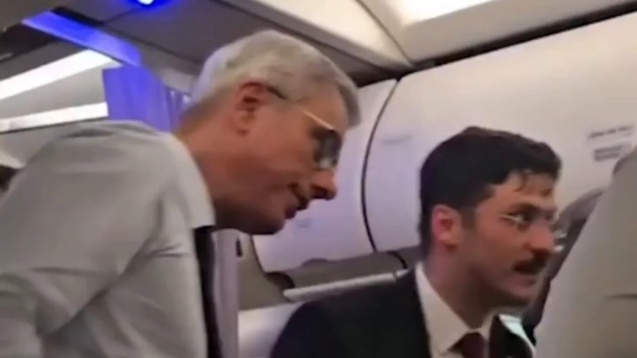 THY u&ccedil;ağında panik anları! Rahatsızlanan yolcuya Bakan Memişoğlu m&uuml;dahale etti...