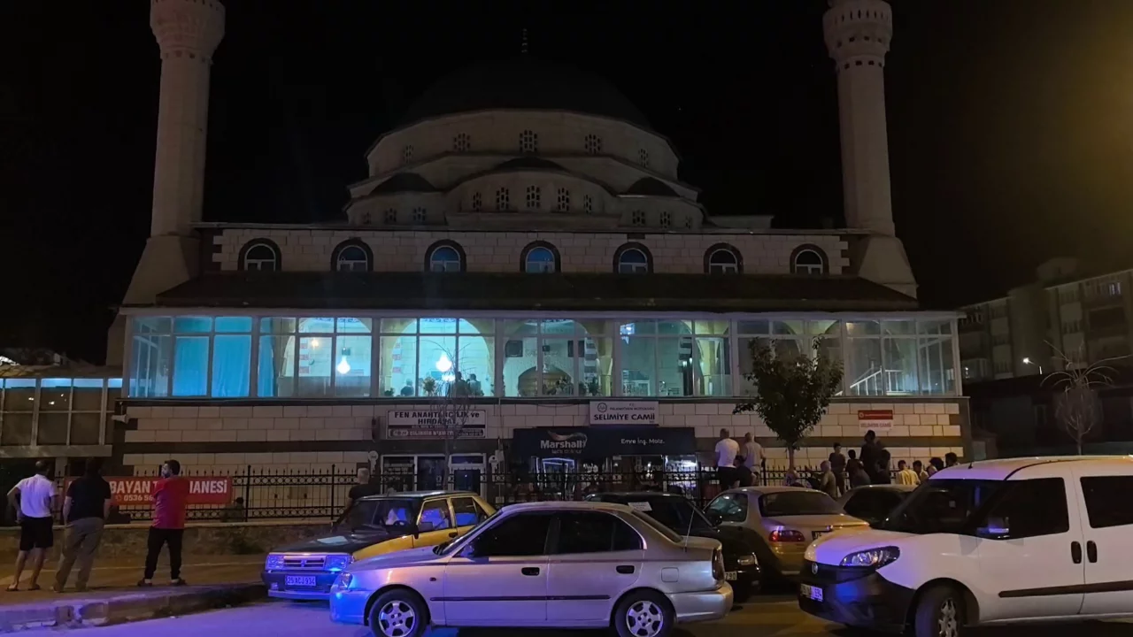 Camide kan donduran olay! Cemaat cansız bedenini asılı halde buldu...