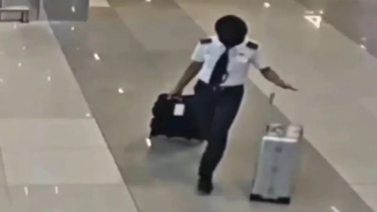 Pilotun valizinden 70 bini aşkın uyuşturucu hap &ccedil;ıktı!