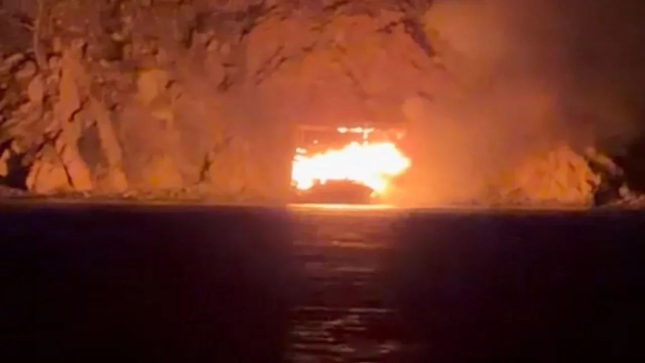 Antalya'da korkutan gece! Tur teknesi alevlere teslim oldu