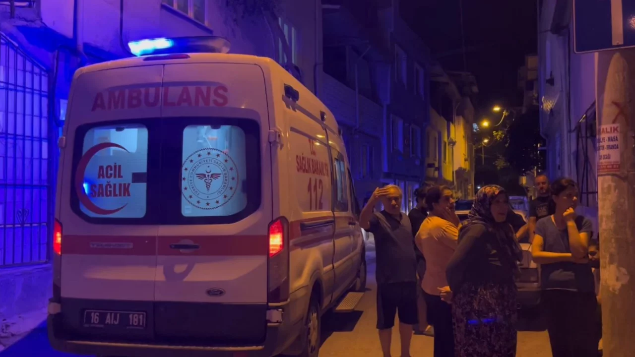 Bursa'da kavga sonrası ilgin&ccedil; g&ouml;r&uuml;nt&uuml;! &Ccedil;&ouml;pe atılan kılı&ccedil; polisi harekete ge&ccedil;irdi