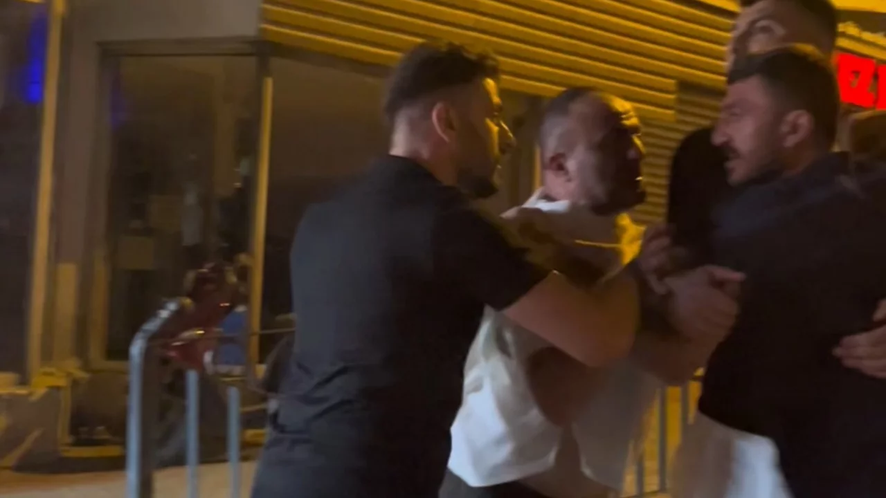 Bursa'da gece kul&uuml;b&uuml; &ccedil;ıkışında kavga! Ayakta durmakta zorlandılar