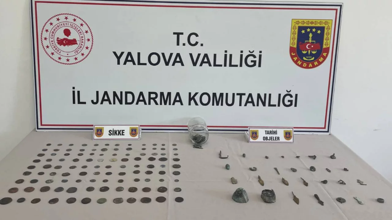 Jandarmadan tarihi eser ka&ccedil;ak&ccedil;ılığı operasyonu! Y&uuml;zlerce par&ccedil;a tarihi eser ele ge&ccedil;irildi...