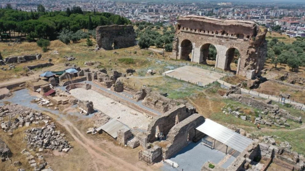 2 bin yıllık dev antik havuz g&uuml;n y&uuml;z&uuml;ne &ccedil;ıktı! Bakan Ersoy duyurdu