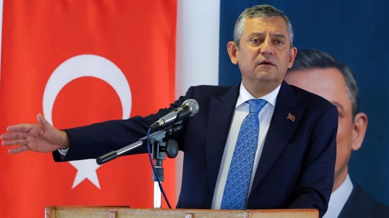 Meclis'te YENİ Parti d&ouml;nemi: Genel Başkan &Ouml;zg&uuml;r &Ouml;zel k&uuml;rs&uuml;den ilk kez sesleniyor