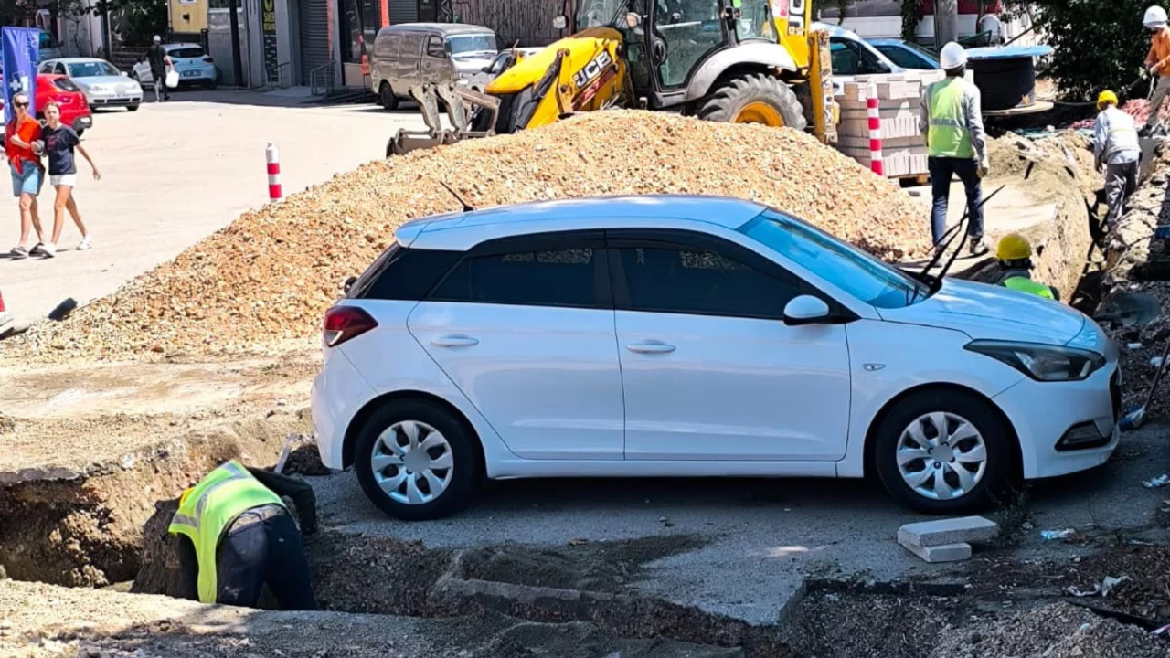 Bursa'da park halindeki otomobil i&ccedil;in şaşırtan &ccedil;&ouml;z&uuml;m: Kabloyu aracın etrafından ge&ccedil;irdiler