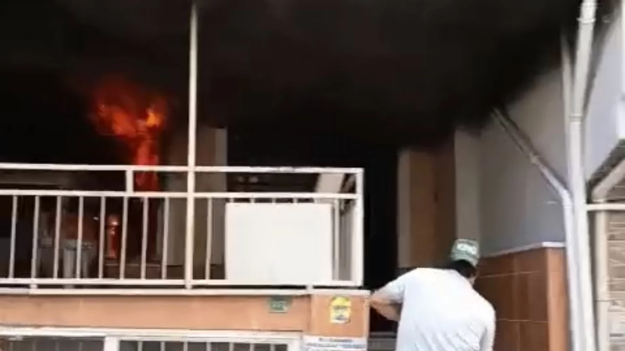 Bursa'da apartmanda korku dolu anlar! İlk m&uuml;dahale mahalle sakinlerinden geldi