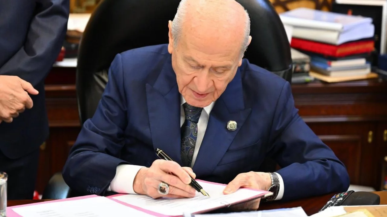 Teklifin adı belli oldu, İlk imza Bahçeli'den geldi
