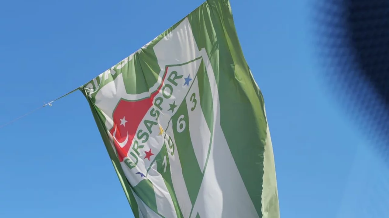 Bursaspor taraftarlarından yenileme talebi! Bayrak eski haline kavuşmayı bekliyor...