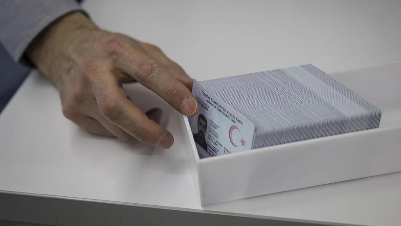 Bakanlıktan operasyon sonrası &ccedil;arpıcı a&ccedil;ıklama: Binlerce kişinin T&uuml;rk vatandaşlığı iptal edildi
