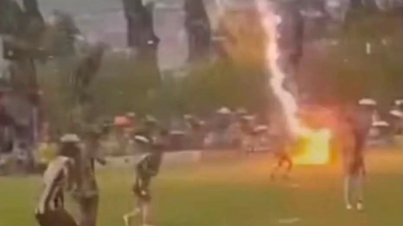 Yeşil sahalarda korkun&ccedil; olay! Sahada yıldırım d&uuml;şen futbolcu can verdi