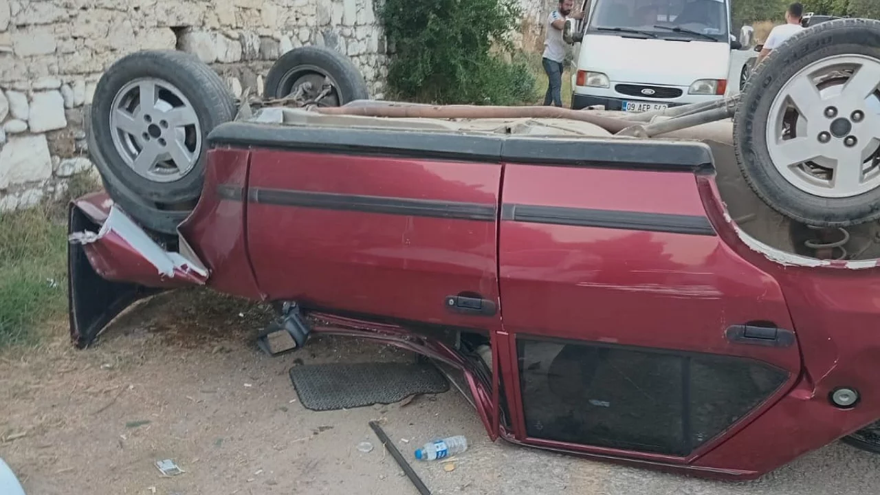 Motosikletten kaçarken kaza yaptı! Otomobil duvara çarpıp ters döndü