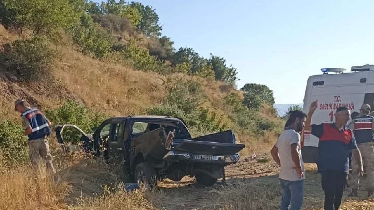 Kamyonet şarampole yuvarlandı! Kazada 2 kişi yaralandı