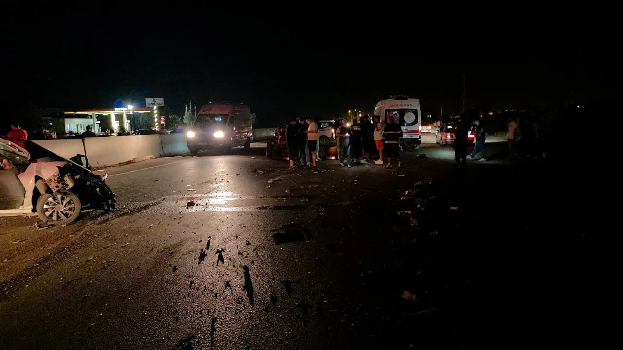 Traktör ile otomobil çarpıştı! Feci kazada 1'i ağır 3 yaralı