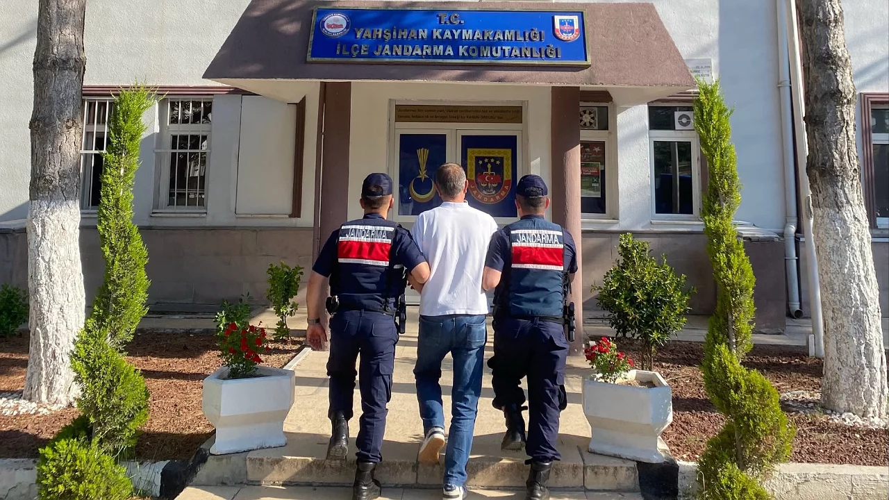 Aranan 2 h&uuml;k&uuml;ml&uuml; jandarma operasyonuyla yakalandı