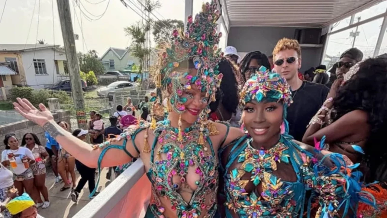 Rihanna'nın Barbados d&ouml;n&uuml;ş&uuml; g&uuml;ndem oldu! Festivalde tercih ettiği g&ouml;sterişli kost&uuml;m ilgi odağına yerleşti