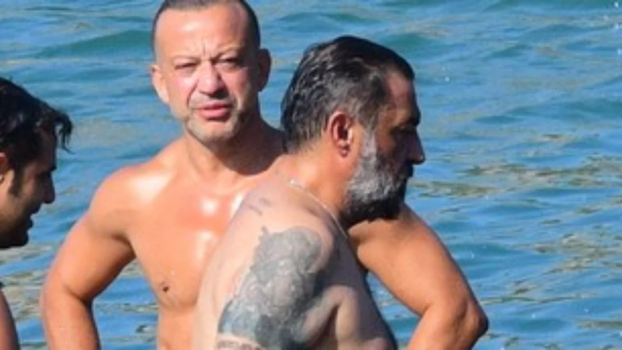 Rıza Kocaoğlu ile Celil Nal&ccedil;akan Bodrum'da objektiflere takıldı! Cennet Koyu'ndaki tatil dikkat &ccedil;ekti