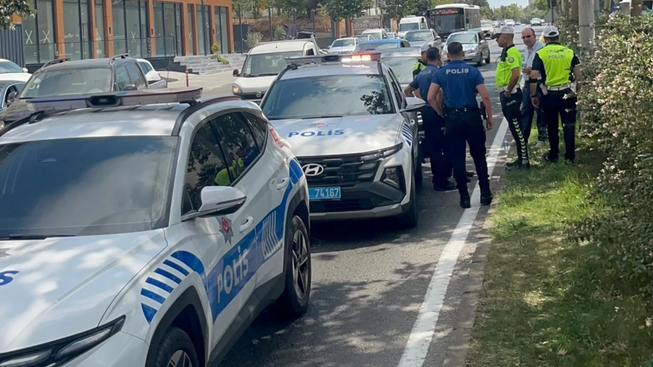 Yayalara yol veren polis aracına otomobil &ccedil;arptı