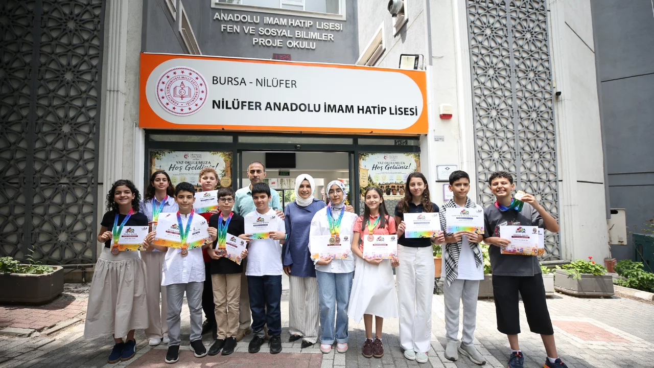 Bursa'nın matematik dehaları Singapur'u fethetti! 16 ödülle döndüler