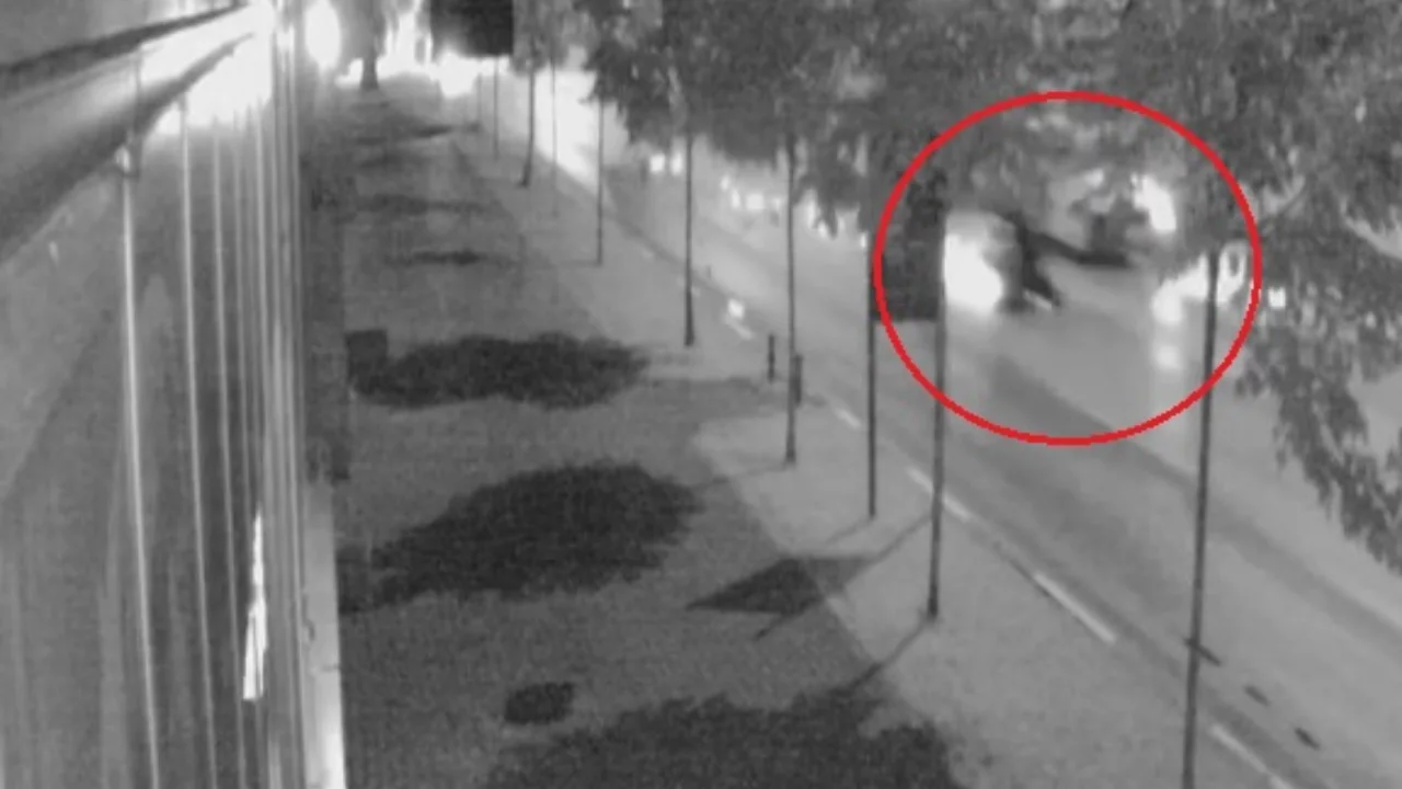 Bursa'da kahreden kaza anı kamerada! &Ccedil;arpmanın etkisiyle metrelerce savruldu