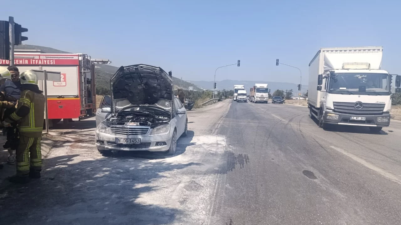 Bursa'da seyir halindeki otomobil alev aldı! Sürücü son anda kurtuldu