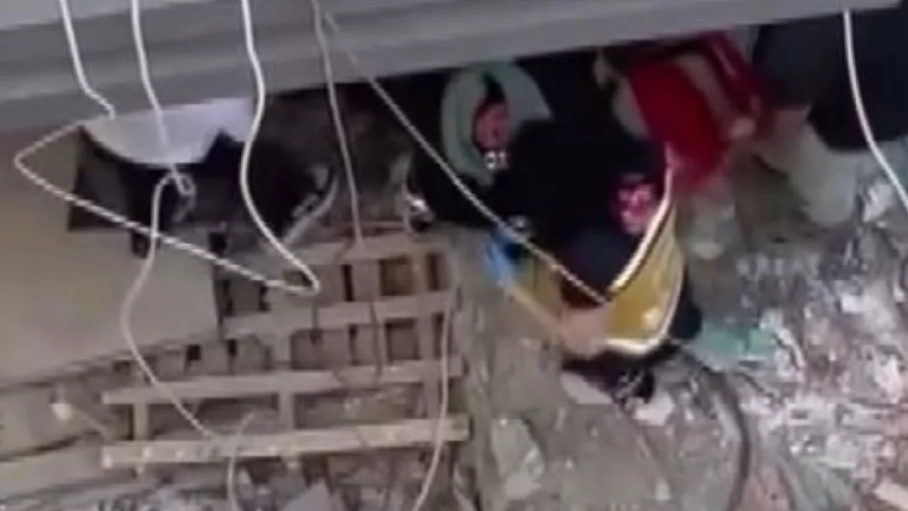Küçükçekmece'de inşaattan düşen işçi ağır yalandı