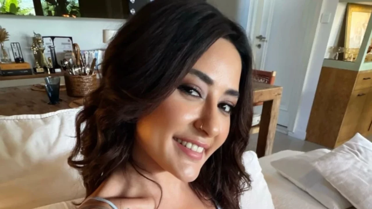 Melek Mosso'nun kalbini &ccedil;alan isim ortaya &ccedil;ıktı! Yeni aşkı magazin g&uuml;ndemine damga vurdu