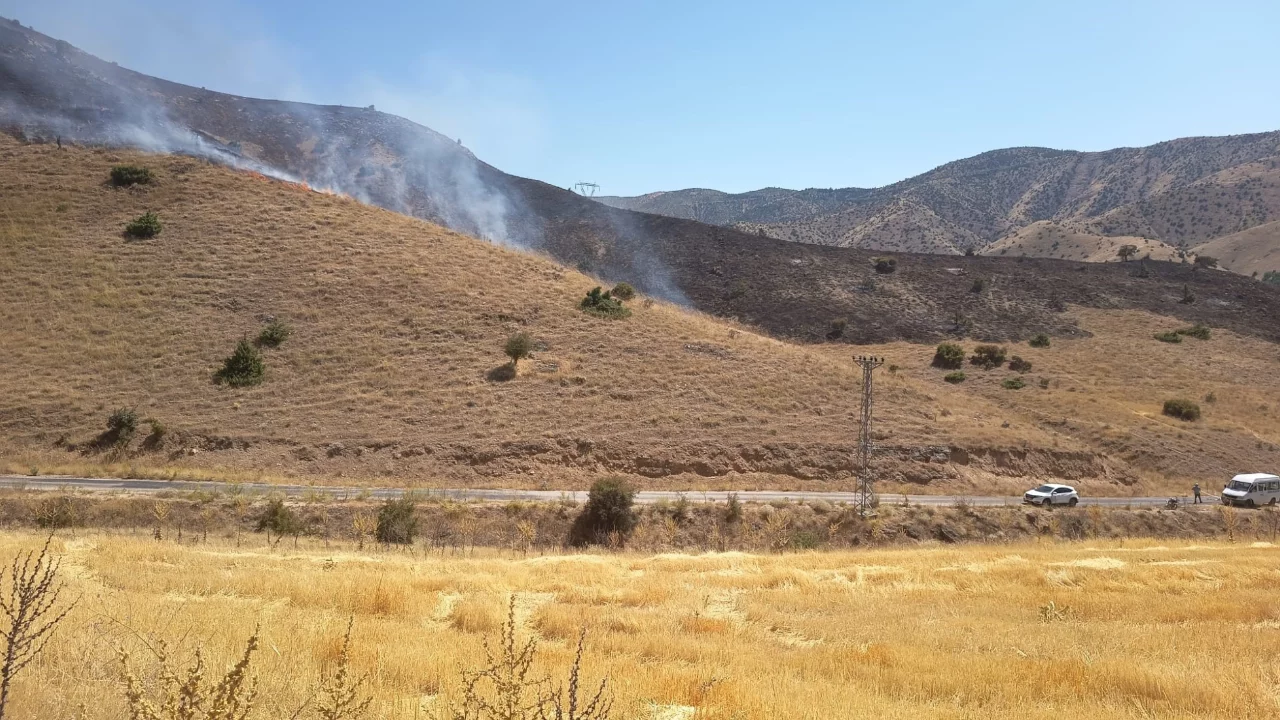 Elazığ'da anız yangını s&ouml;nd&uuml;r&uuml;ld&uuml;