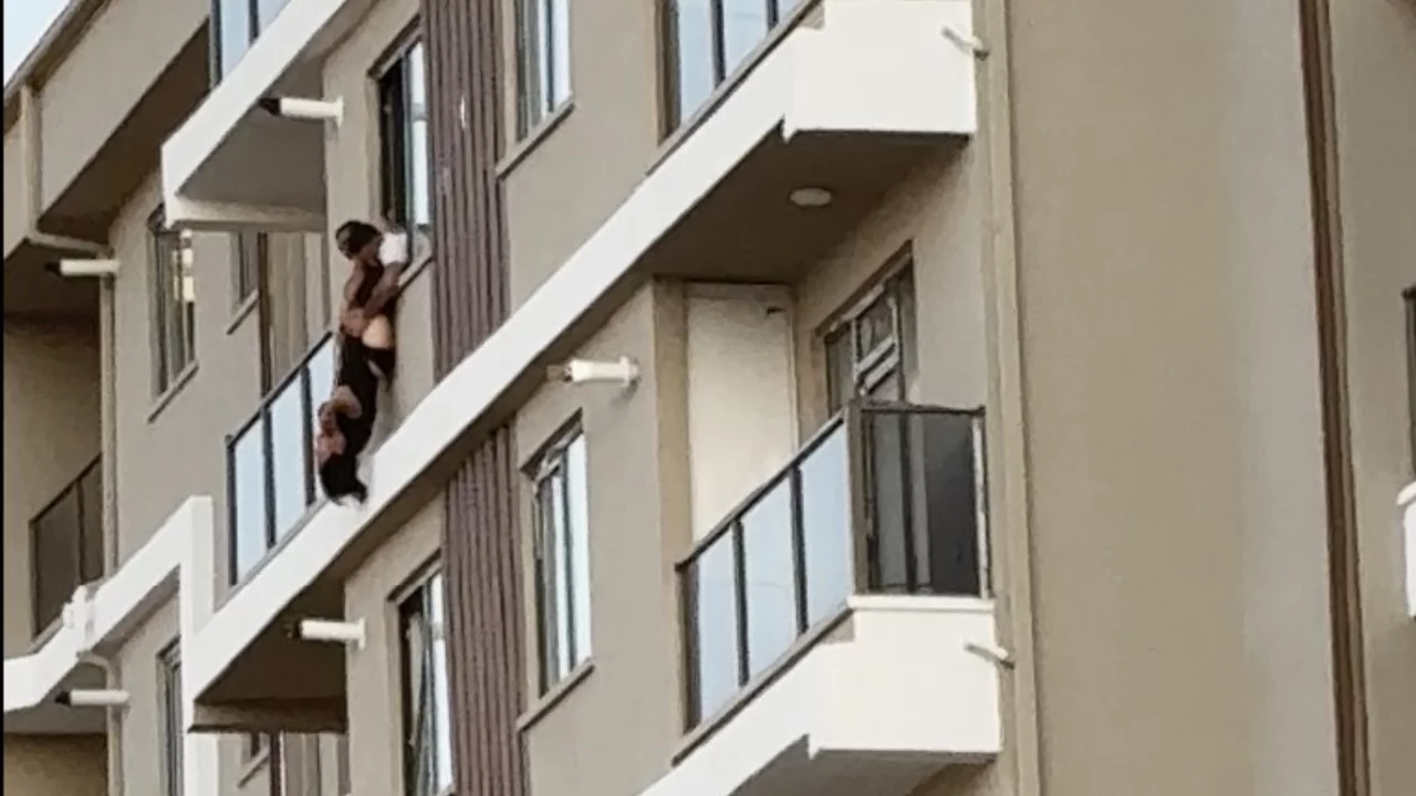 Baş aşağı asılı kaldı! İzleyenlerin yüreği ağzına geldi
